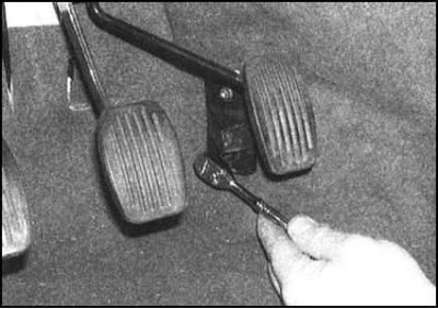 10. Снимите фиксатор и высвободите из педали…