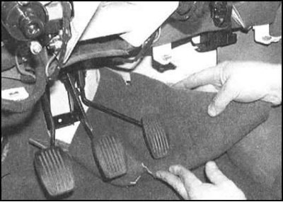 12. Отпустите фиксаторы и скатайте ковровое…