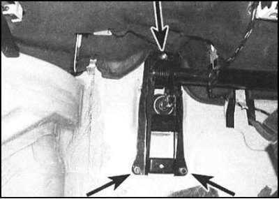 13. Отдайте гайки крепления левого и правого…