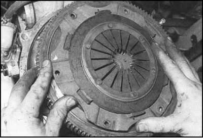 4. Поддев, снимите сборку корзины с направляющих…