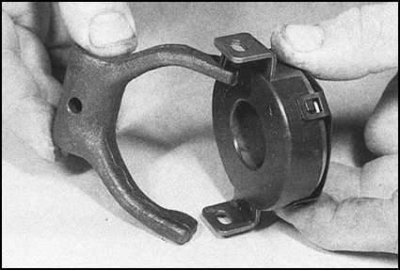 3. Подсоедините вилку выключения к выжимному…