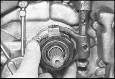4. Наденьте сборку вилки с подшипником на…
