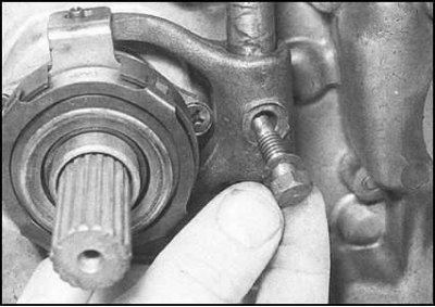 5. Слегка смажьте резьбовую часть стопорного…