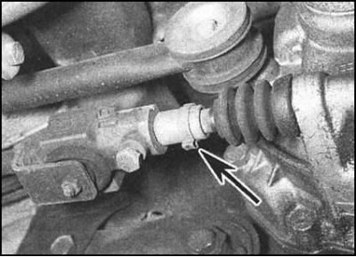 2. С трансмиссионного конца штока выбора передач…