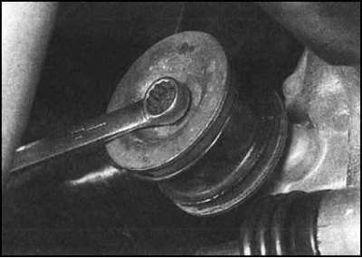 6. Выверните единственный болт крепления штанги…