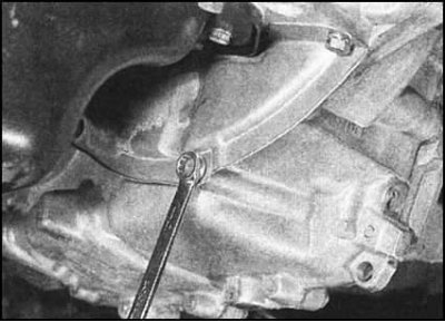 11. Отдайте крепежные болты...