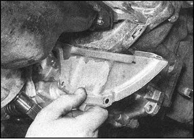 ... и снимите пластину нижней крышки маховика с…