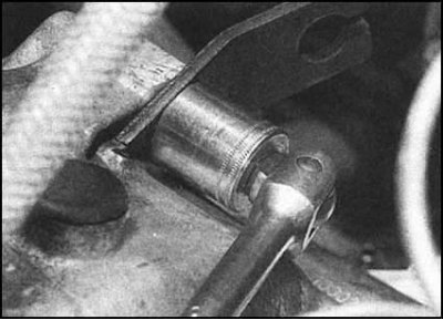 18. Примите на домкрат вес коробки передач, затем…