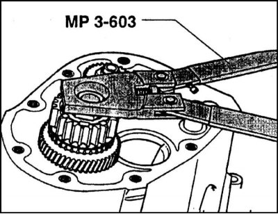 2. Отдайте гайку крепления ведомой шестерни при…