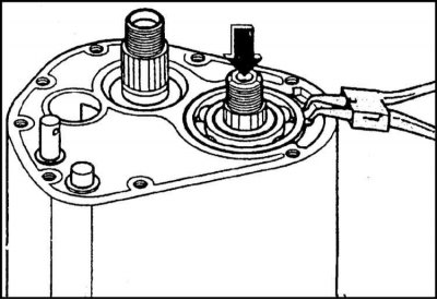 3. Разожмите и извлеките стопорное кольцо…