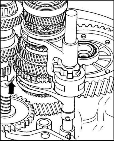 9. Извлеките сборку промежуточной шестерни…