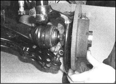 9. Осторожно оттяните ступичную сборку наружу,…