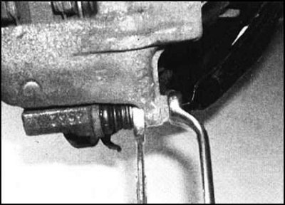 3. Выверните болт нижнего направляющего пальца…