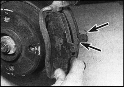 5. Извлеките две колодки из анкерной скобы…