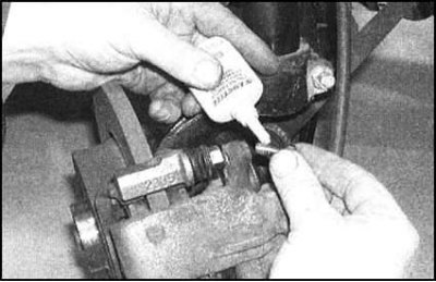 13. Слегка смажьте резьбу болта направляющего…