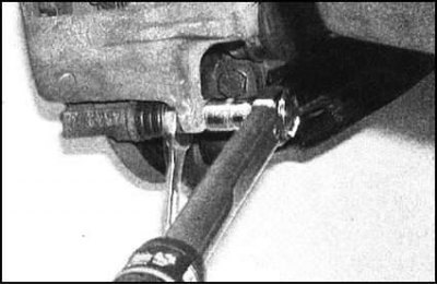 14. Прижав суппорт вниз, вверните болт и затяните…