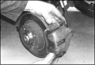 1. Выверните два болта крепления анкерной скобы…