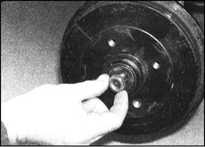 4. Отдайте ступичную гайку, затем снимите…