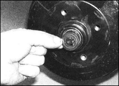 4. Отдайте ступичную гайку, затем снимите…