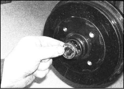 4. Отдайте ступичную гайку, затем снимите…