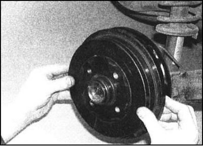 5. Теперь барабан должен сняться со ступицы…