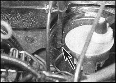 2. Осторожно высвободите вакуумный шланг из блока…