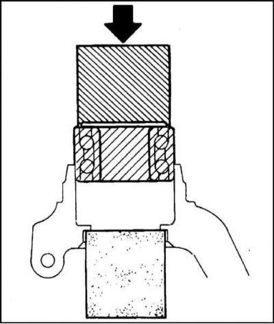 7. Прочно подоприте ступицу и заправьте в нее…