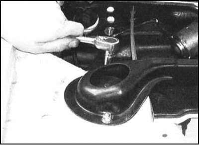 2. Подоприте клиньями задние колеса, взведите…