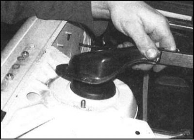 2. Подоприте клиньями задние колеса, взведите…