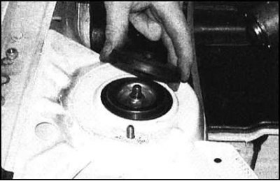 6. В двигательном отсеке снимите пластмассовую…