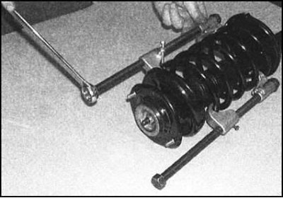 1. Снимите стойку с автомобиля, очистите ее от…