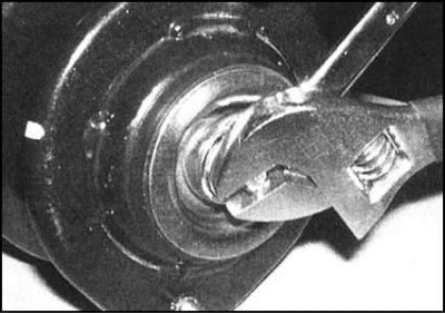 2. Гаечным ключом заблокируйте шток поршня…