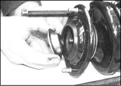 и снимите со стойки тарельчатую шайбу...