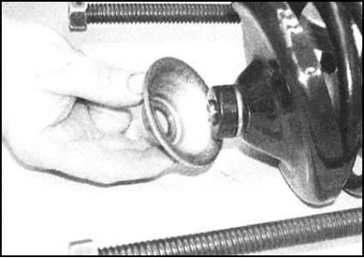 4. Снимите резиновую втулку...