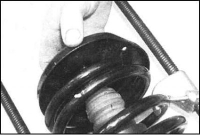 10. Полностью растяните амортизатор, затем…