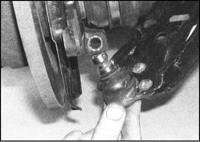 ...при помощи монтировки осторожно опустите…