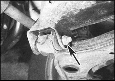 4. Отдайте гайку переднего осевого болта нижнего…