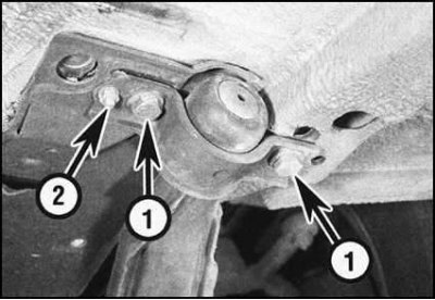 5. Отдайте гайку и болты крепления задней осевой…
