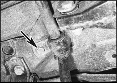 6. Выверните болты крепления хомутов опор штанги…