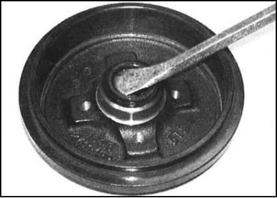 2. Поддев отверткой с плоским жалом, извлеките…