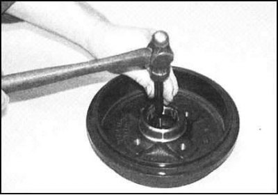 4. Подоприте сборку и выбейте из нее обойму…