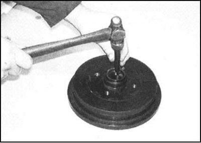 5. Переверните барабан и выбейте обойму…