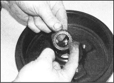 11. Набейте смазкой оба конусных роликовых…