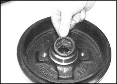 13. Заправьте новый сальник губками внутрь в…