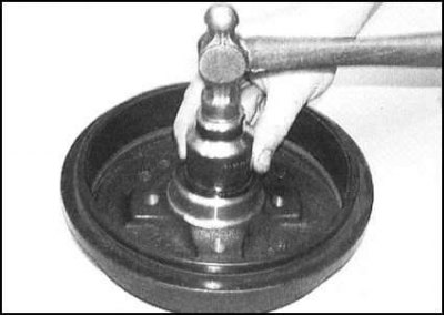 14. Посадите сальник заподлицо с поверхностью…