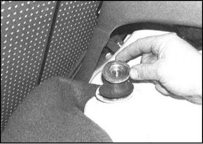 4. В багажном отделении снимите защитный колпачок…