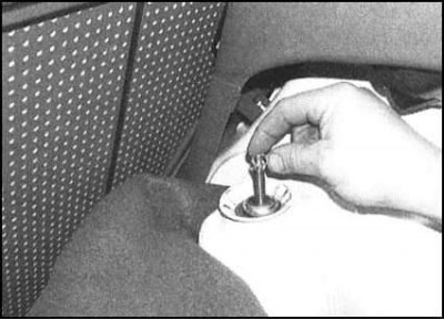 5. Из-под автомобиля отдайте гайку и извлеките…