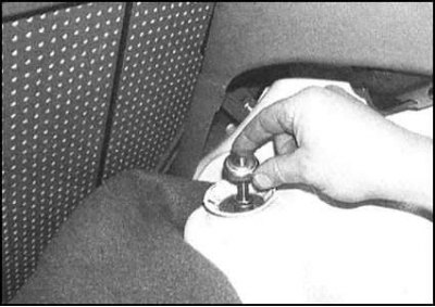 5. Из-под автомобиля отдайте гайку и извлеките…