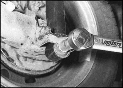 4. Установите на место колесо, затем опустите…