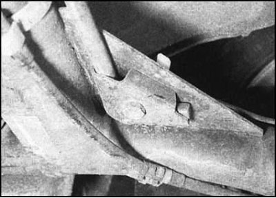 2. Разхлабете гайките на болтовете, закрепващи…